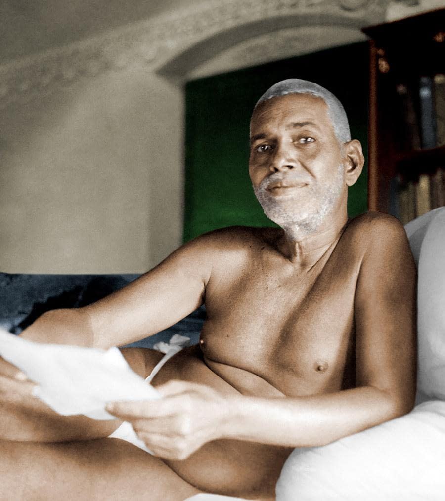 Бхагаван Шри Рамана Махарши за чтением